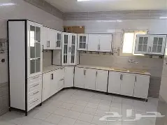 مطبخ ألمنيوم لامع مقاوم للرطوبة بتصميم عصري وتشطيبات عالية الجودة