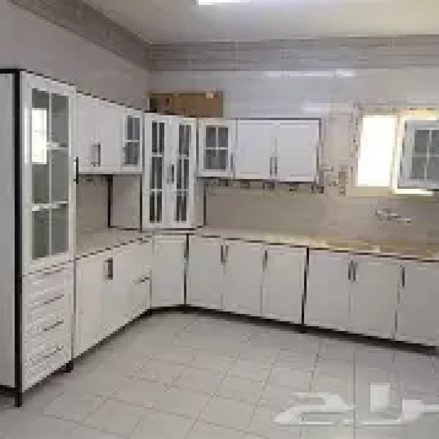 مطبخ ألمنيوم لامع مقاوم للرطوبة بتصميم عصري وتشطيبات عالية الجودة